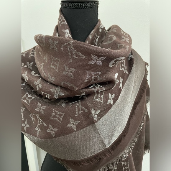 LV monogram classic shawl - Picture 5 of 11